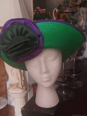 Styluxe Emerald Green Wide Brim Hat with Purple and Dark Green Flower